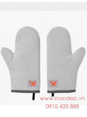 In gang tay bếp màu xám nhạt cùng logo W