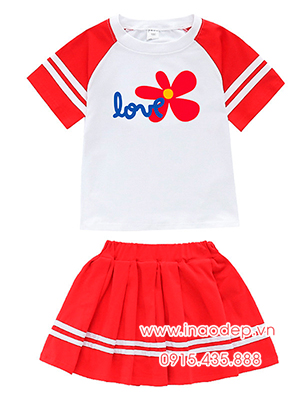 In áo phông trẻ em in chữ Love cùng bông hoa