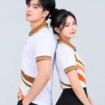 Áo Polo Đồng Phục Màu Trắng In Chuyển Nhiệt Họa Tiết Khối Nâu Cam